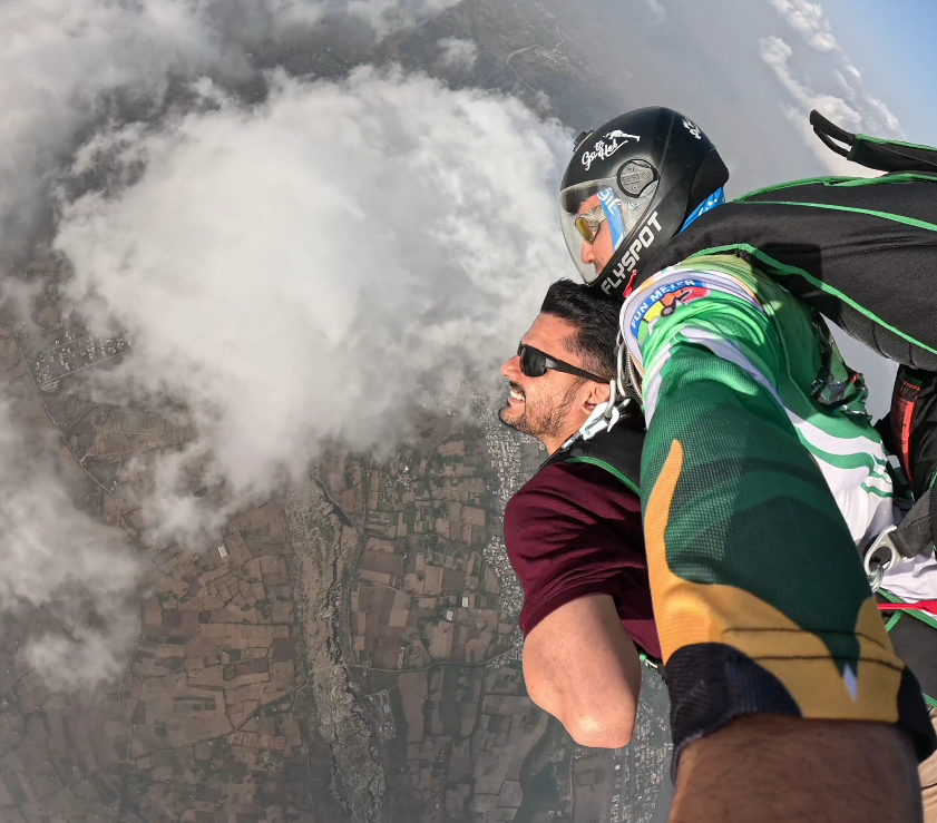 10,000 ft Tandem Skydiving in Mount Abu — photo 3