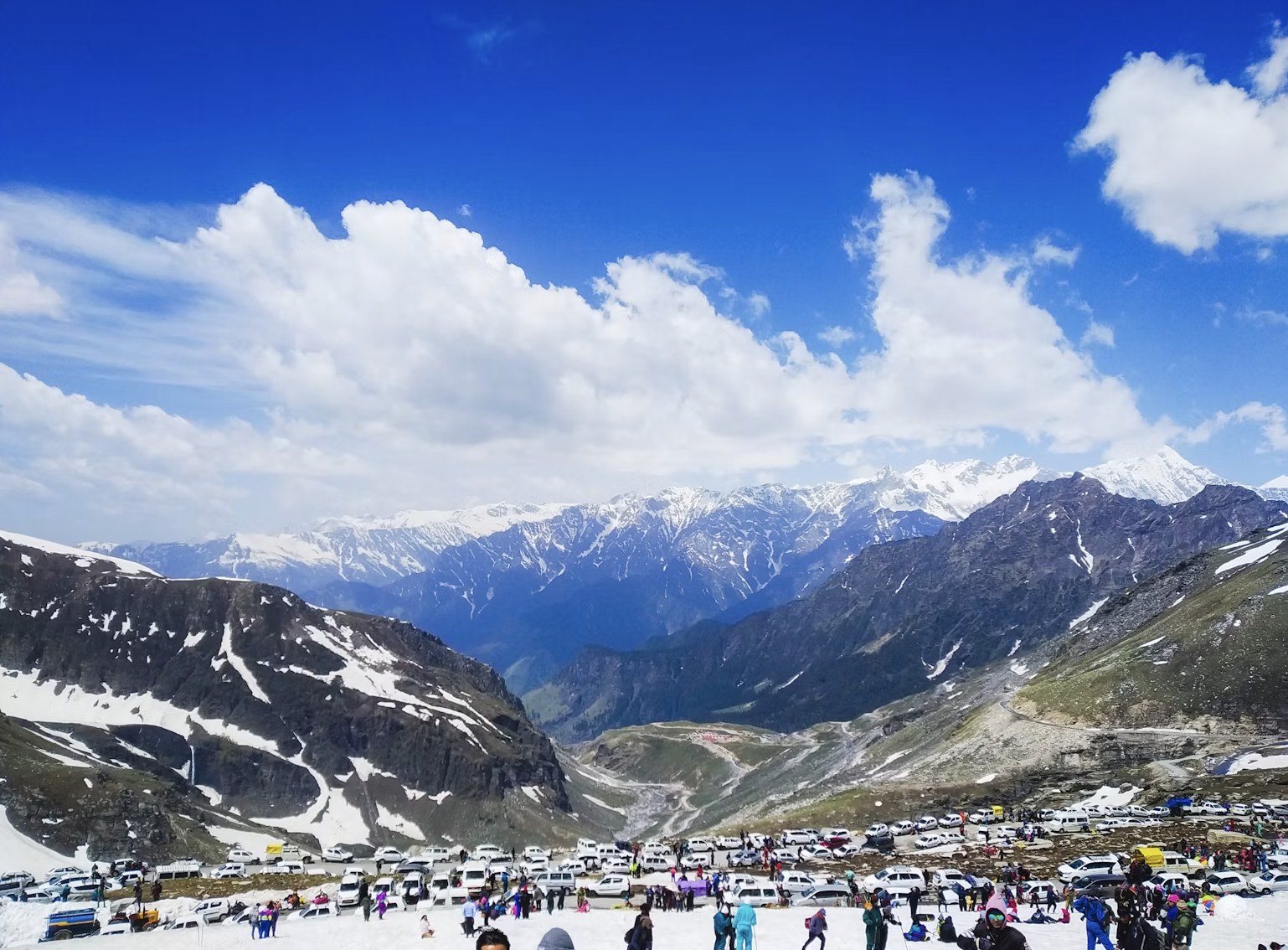 Solang Valley ski slopes and alpine panorama under clear blue skies