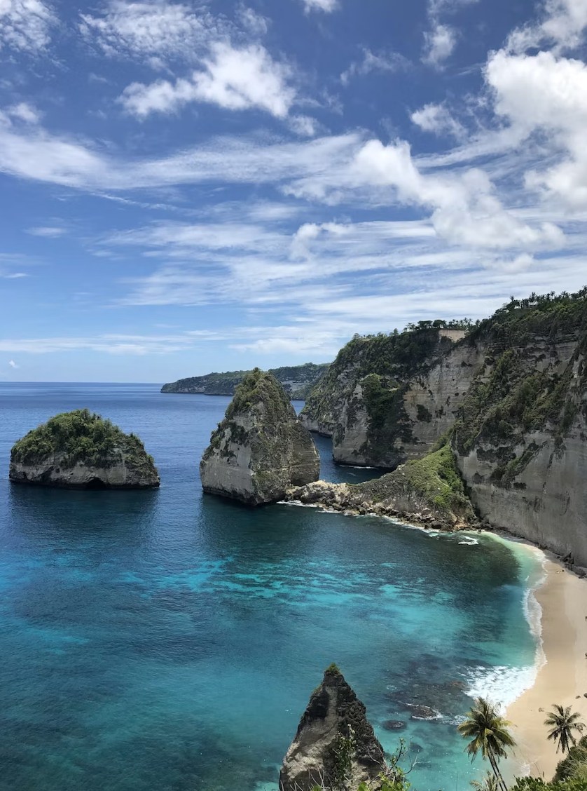 Spectacular limestone sea cliffs and secluded turquoise cove in Baratang