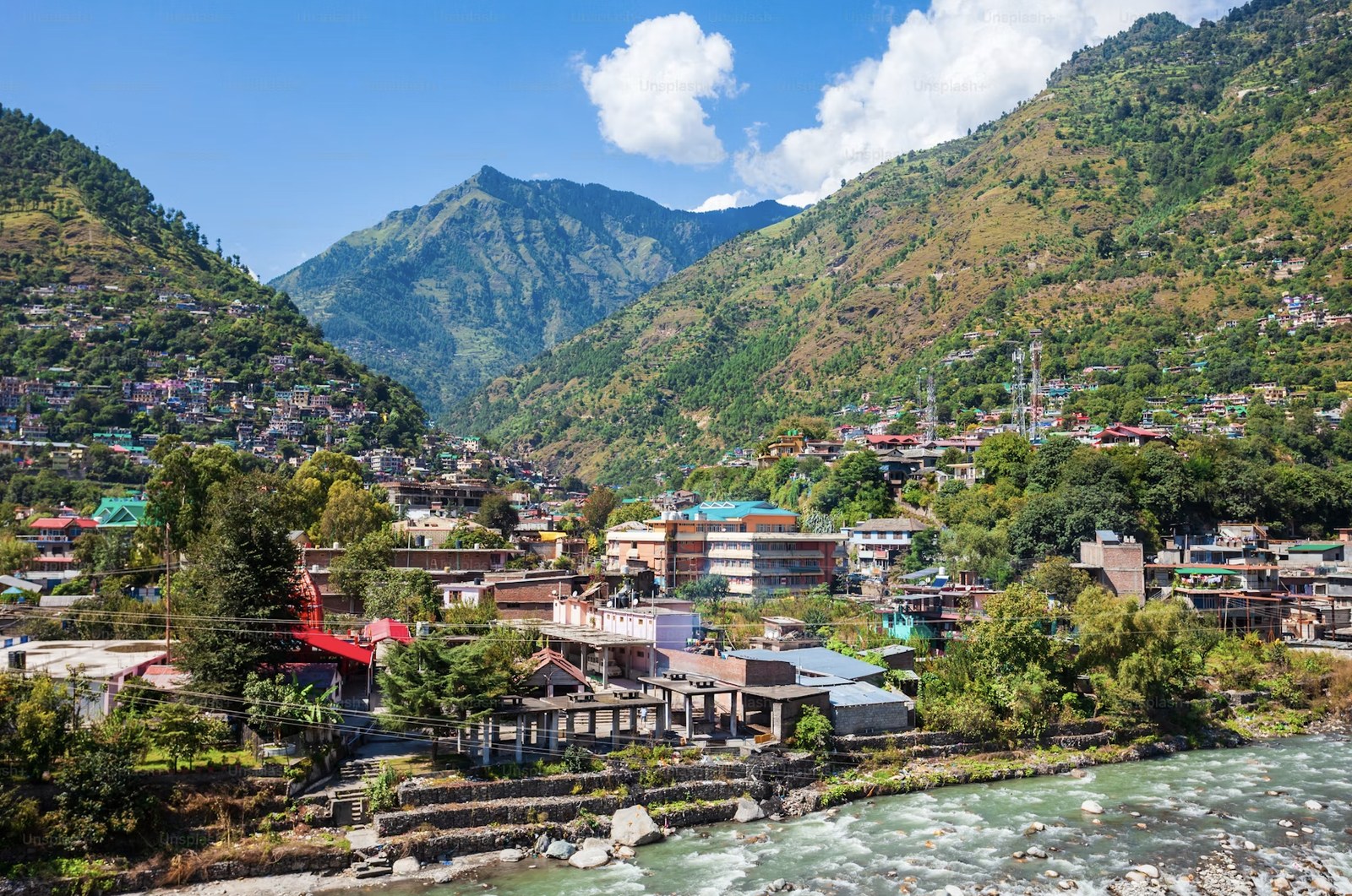 Scenic riverbed village nestled in Kullu Manali valley